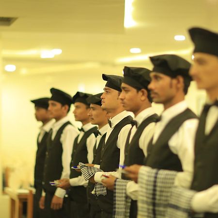 Hotel The Grand Raveta Pātan Zewnętrze zdjęcie
