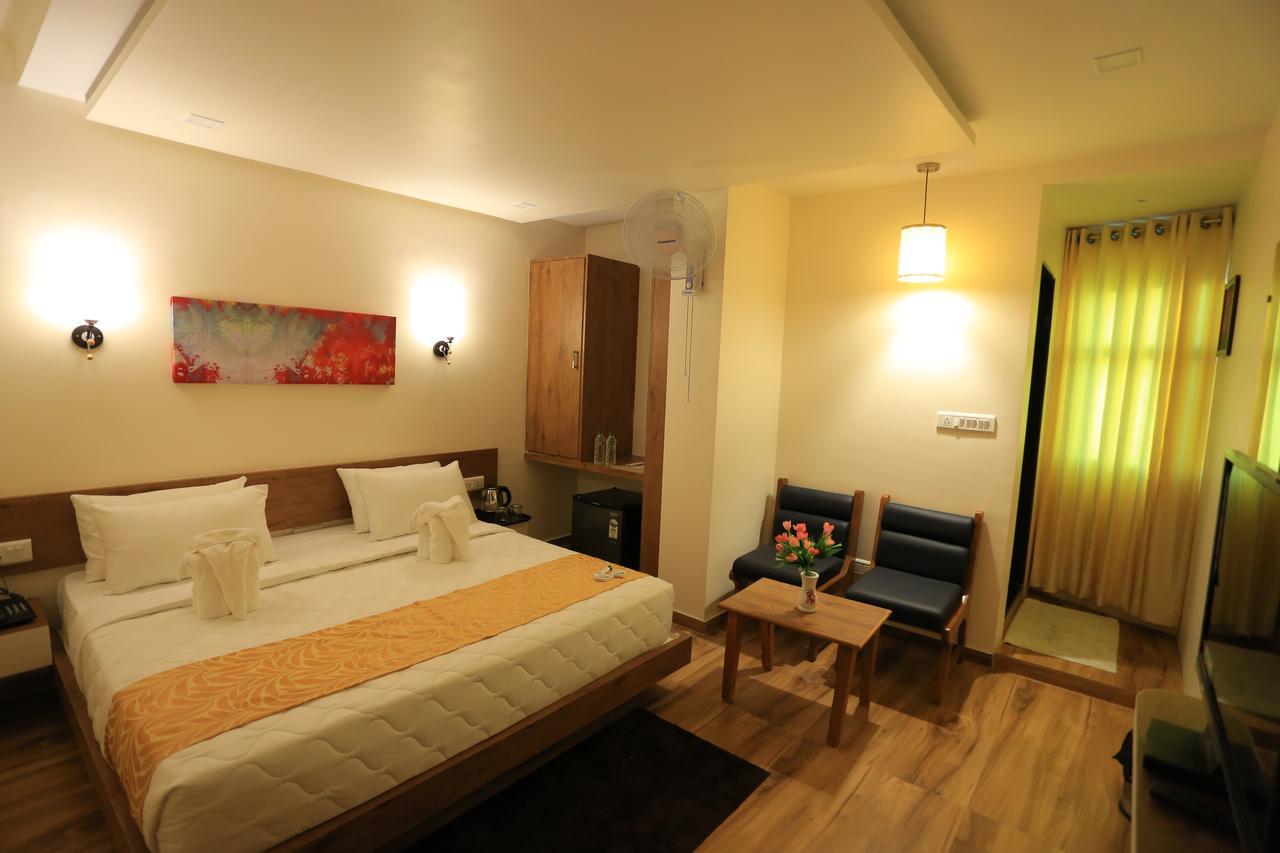 Hotel The Grand Raveta Pātan Zewnętrze zdjęcie