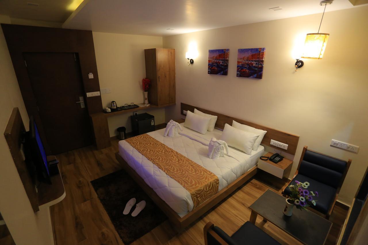 Hotel The Grand Raveta Pātan Zewnętrze zdjęcie
