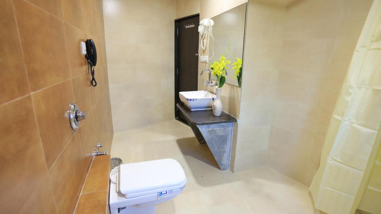 Hotel The Grand Raveta Pātan Zewnętrze zdjęcie